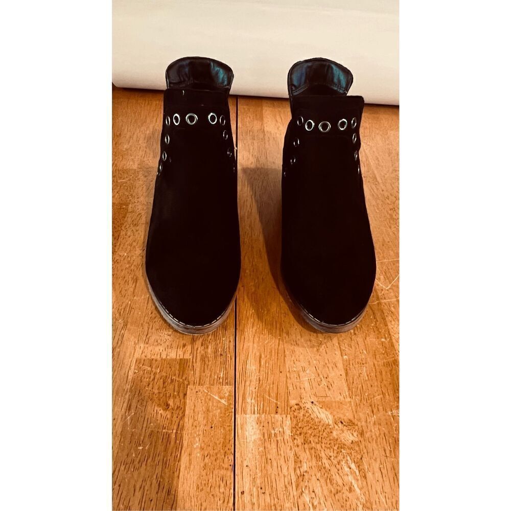 Wild Diva Black Suede Ankle Boots Booties Womens SZ 6